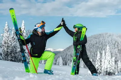 Kind beim Skifahren auf verschneiter Piste